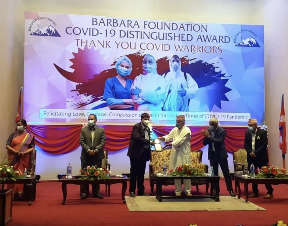 Dr. Niraj Kumar Singh receiving the Barbara Foundation COVID-19 Distinguished Award